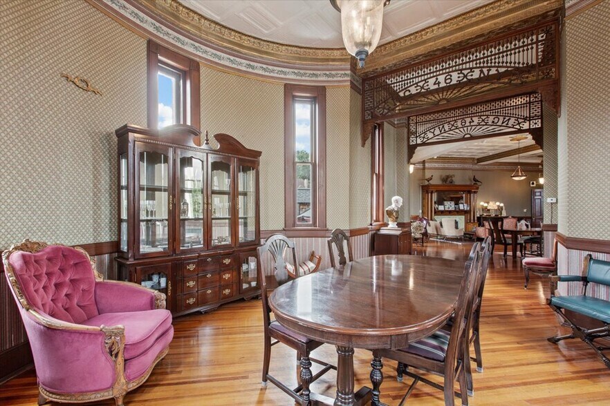 More Photos Of 49 Florida Ave, Amsterdam Hospitality For Sale