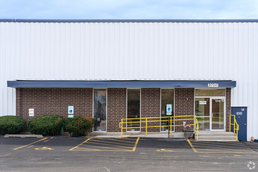 More Photos Of 1010-1050 Sesame St, Bensenville Warehouse For Lease
