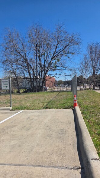 More Photos Of 1713 Park Pl, College Station General Retail For Lease