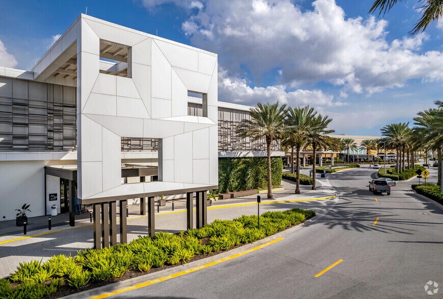 More Photos Of 140 University Town Center Dr, Sarasota Storefront For Lease