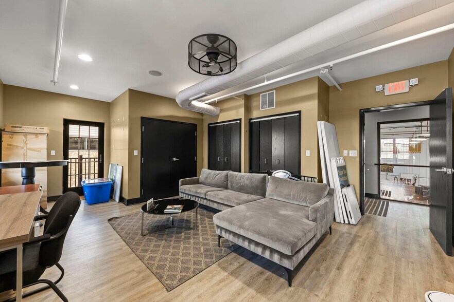 More Photos Of 2108-2260 Ferry Rd, Naperville Showroom For Sale