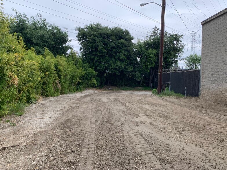 More Photos Of 11606 W Higgins St, North Hollywood Warehouse For Lease