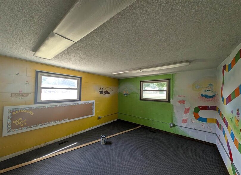 More Photos Of 2221 N Parkway Dr, Pekin Religious Facility For Lease
