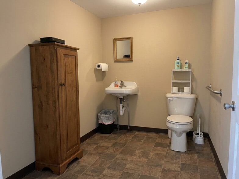 More Photos Of 1013 Cedar St, Bismarck Storefront For Sale