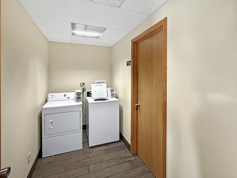 More Photos Of 5020 NE 14th St, Des Moines Hotel For Sale