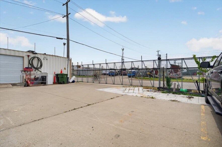 More Photos Of 12803 54th St NW, Edmonton Office For Sale