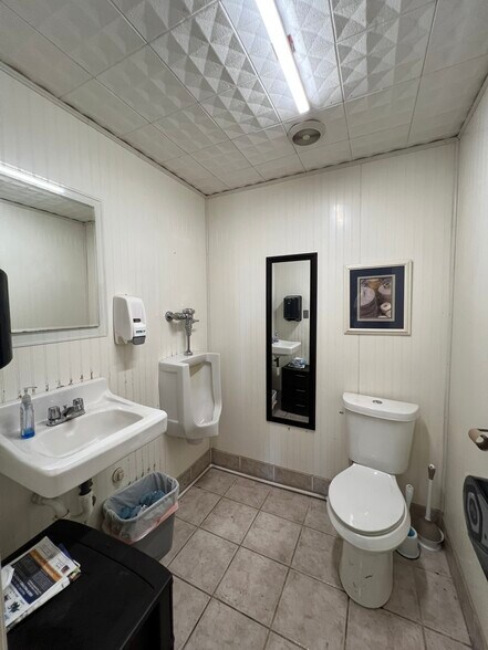More Photos Of 3226 N Main St, Cleburne Warehouse For Lease