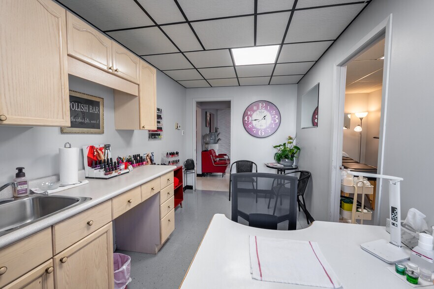 More Photos Of 219 Lochiel St, Sarnia General Retail For Sale