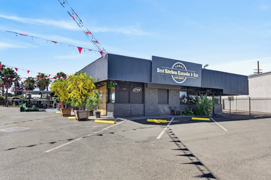 More Photos Of 7121 Governors Cir, Sacramento Restaurant For Sale