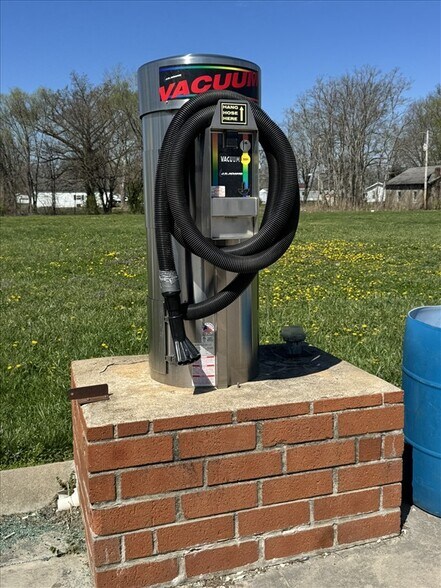More Photos Of 204 W Maple St, Shelbina Carwash For Sale