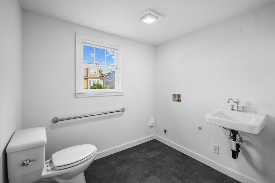 More Photos Of 605 Main St, Edmonds General Retail For Sale