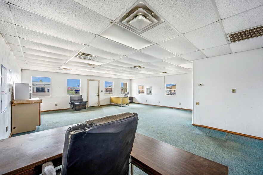 More Photos Of 403 Linwood Plz, Lindsay Warehouse For Sale