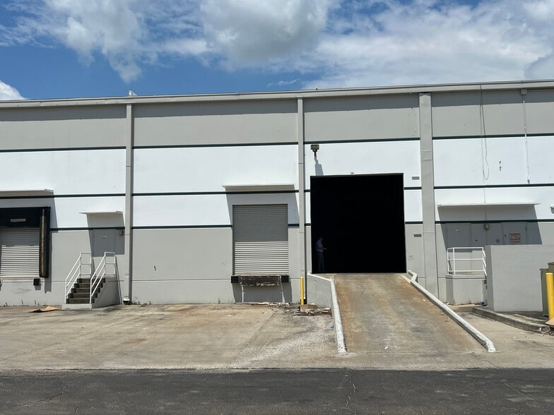 More Photos Of 9208 Palm River Rd, Tampa Warehouse For Lease