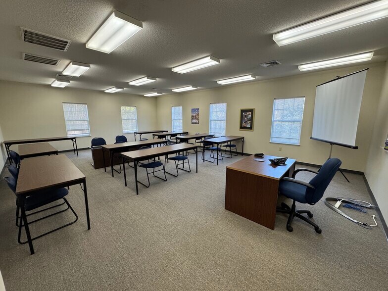 More Photos Of 4589 Oleander Dr, Myrtle Beach Office For Sale