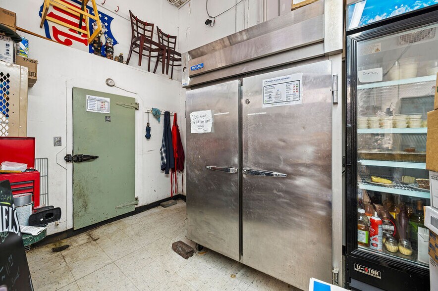 More Photos Of 235 S Main St, Palisade Restaurant For Sale