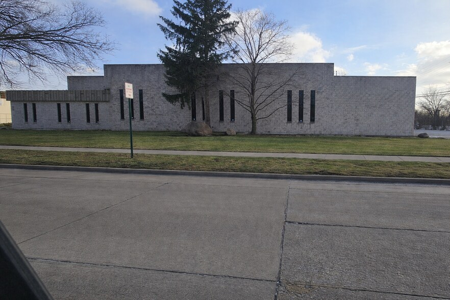 Primary Photo Of 5840-5852 Hubbard Ave, Garden City Warehouse For Sale