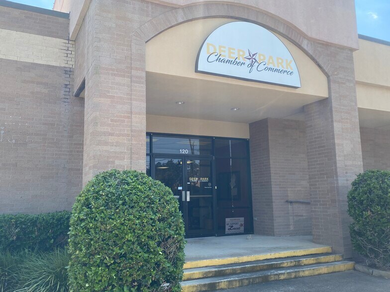 More Photos Of 120 E 8th St, Deer Park Office For Sale