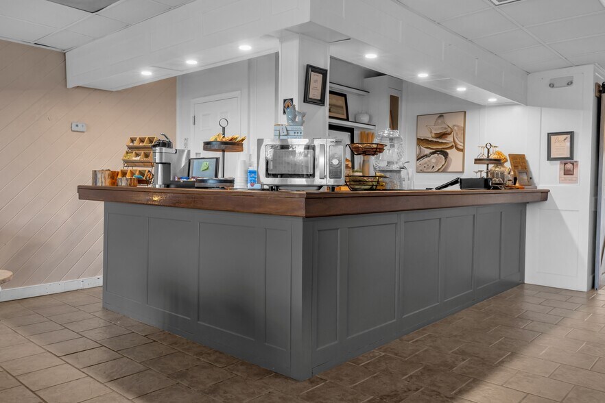 More Photos Of 21384 Coopertown Rd, Tilghman Hotel For Sale