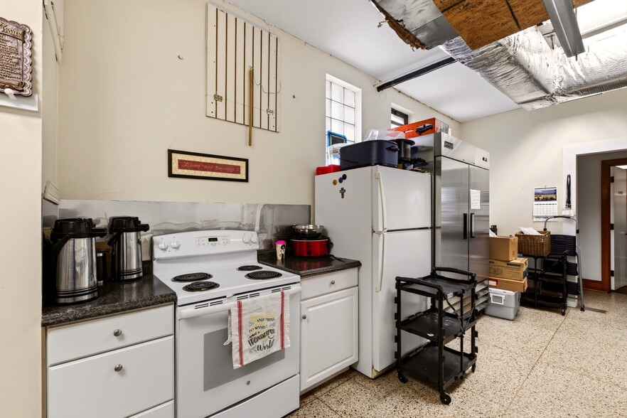 More Photos Of 162-166 N Main St, Broadway Office For Sale