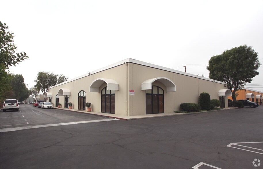 More Photos Of 21110-21129 Osborne St, Canoga Park Unknown For Lease