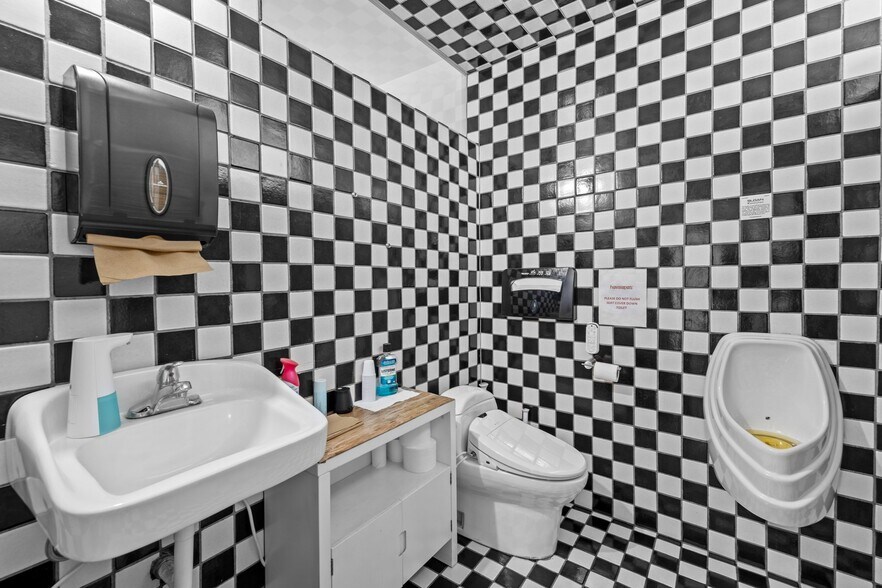 More Photos Of 513 Boccaccio Ave, Venice Office For Lease