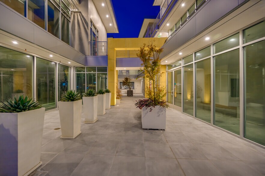 More Photos Of 219 Ave I, Redondo Beach Storefront For Lease