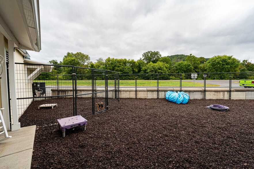More Photos Of 12167 Lee Hwy, Sperryville Veterinarian Kennel For Sale