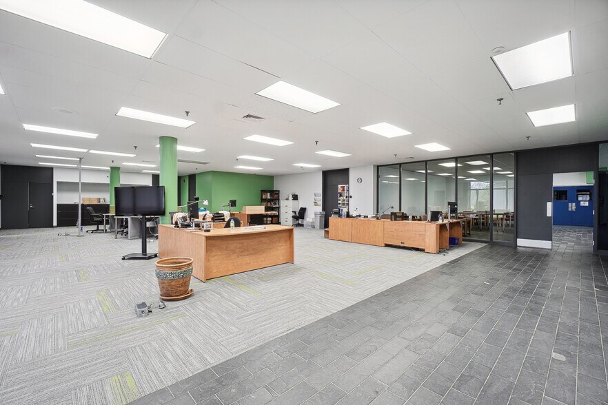 More Photos Of 500 Boul De L'aéroparc, Lachute Manufacturing For Sale