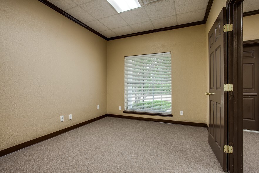 More Photos Of 3260 Southern Dr, Garland Medical For Lease