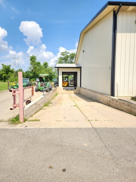 More Photos Of 11204 Royalton Rd, North Royalton Showroom For Lease