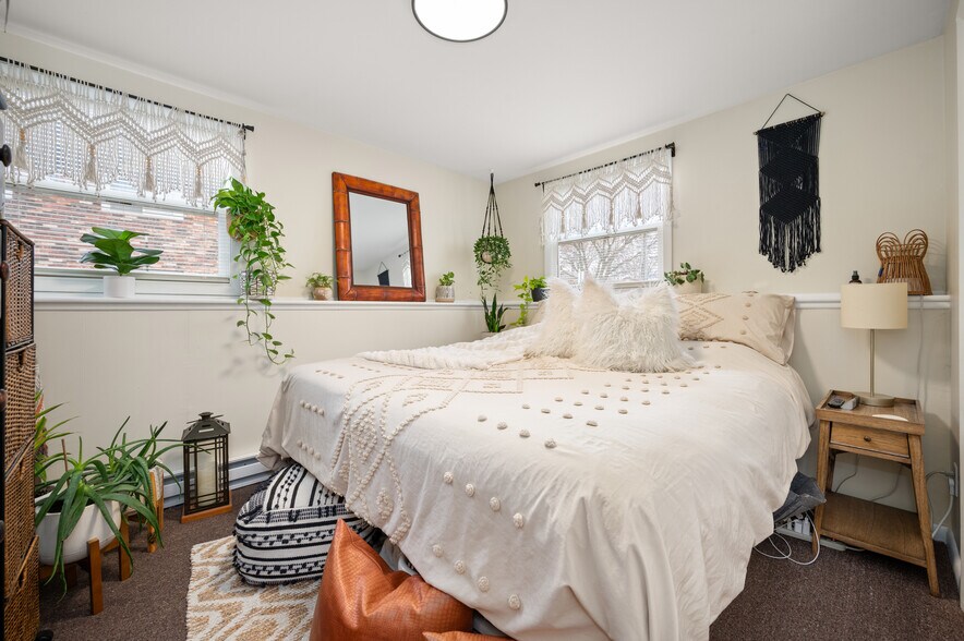 More Photos Of 1066 S Cross St, Sycamore Apartments For Sale