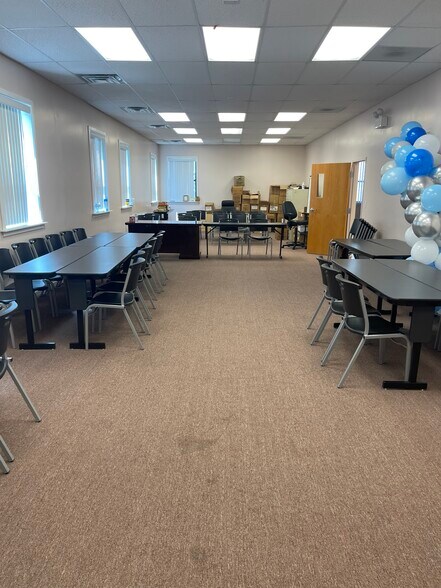 More Photos Of 3305 W Division St, Chicago Office For Lease