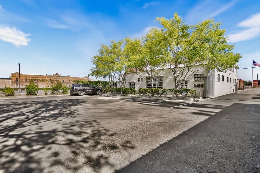 More Photos Of 1320 E Houston St, San Antonio Storefront Retail Office For Lease