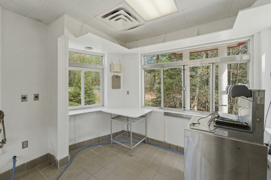 More Photos Of 5079 James Madison Pky, King George Fast Food For Sale