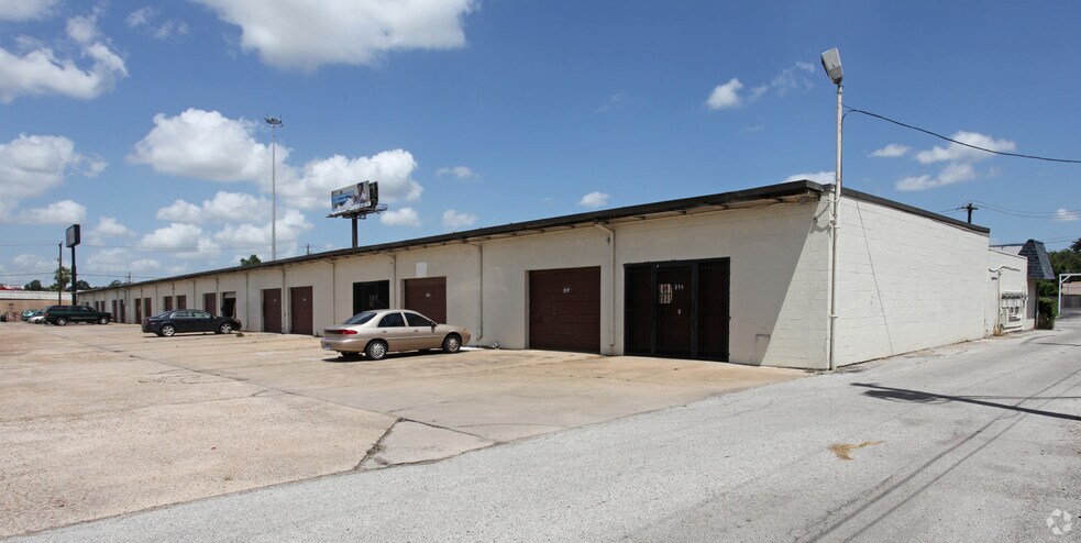 More Photos Of 9030 North Fwy, Houston Flex For Lease