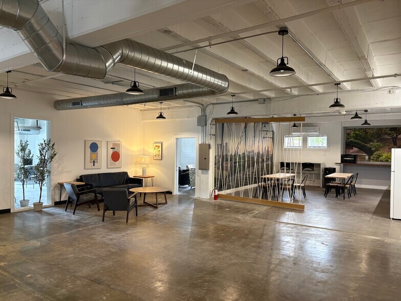 More Photos Of 2013 Broadway St, San Antonio Storefront Retail Office For Lease