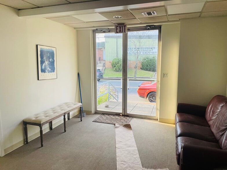 More Photos Of 135 Glenwood Rd, Glenwood Landing Office For Lease