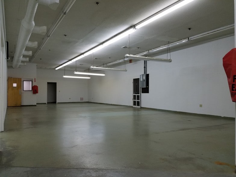 More Photos Of 400 Chapel Rd, South Windsor Light Manufacturing For Sale
