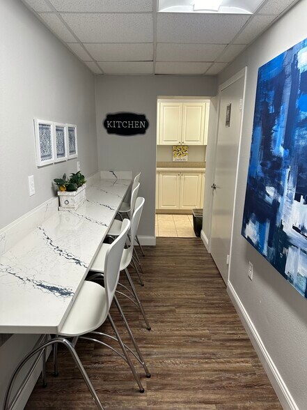 More Photos Of 5721 4th St N, Saint Petersburg Office Residential For Lease