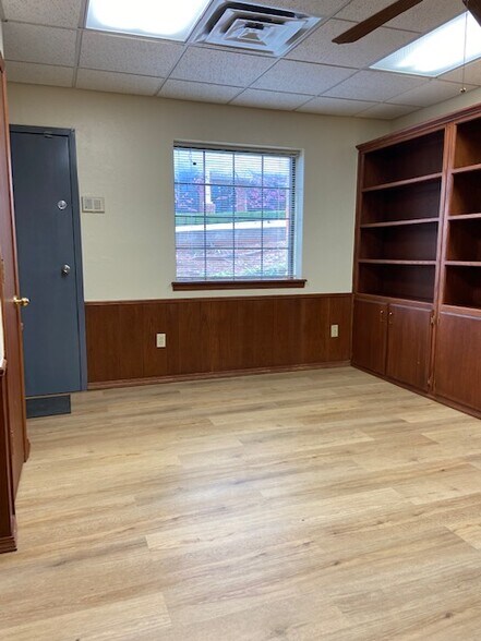 More Photos Of 910 S Bryant Ave, Edmond Medical For Sale
