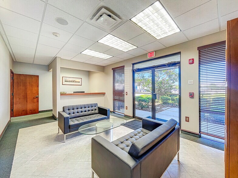 More Photos Of 5421 N 59th St, Tampa Office For Sale