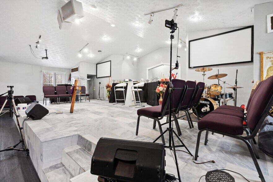 More Photos Of 8340 Pippin Rd, Cincinnati Specialty For Sale