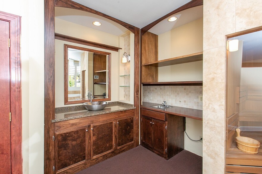 More Photos Of 2040 N Ferry St, Anoka Office For Sale