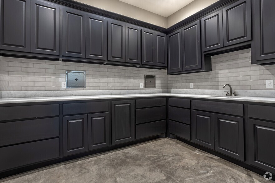 More Photos Of 1904 Longmire Rd, Conroe Unknown For Lease