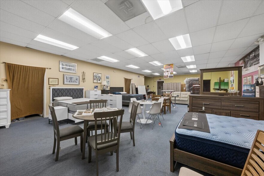 More Photos Of 7045 W North Ave, Oak Park Storefront For Sale