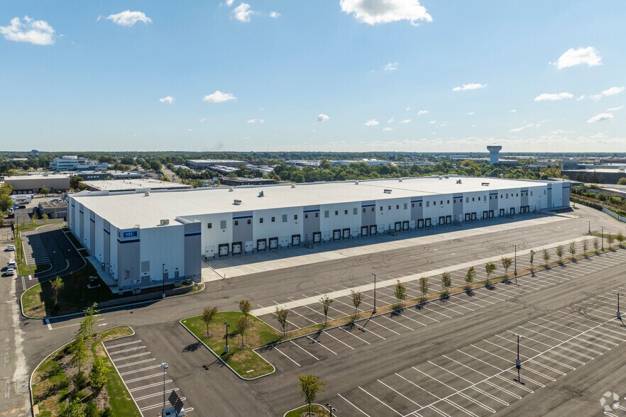 More Photos Of 125 New South Rd, Hicksville Warehouse For Lease