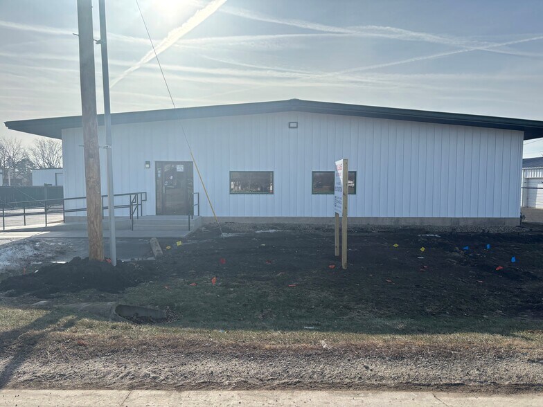 More Photos Of 354 Civic Rd, LaSalle Flex For Lease