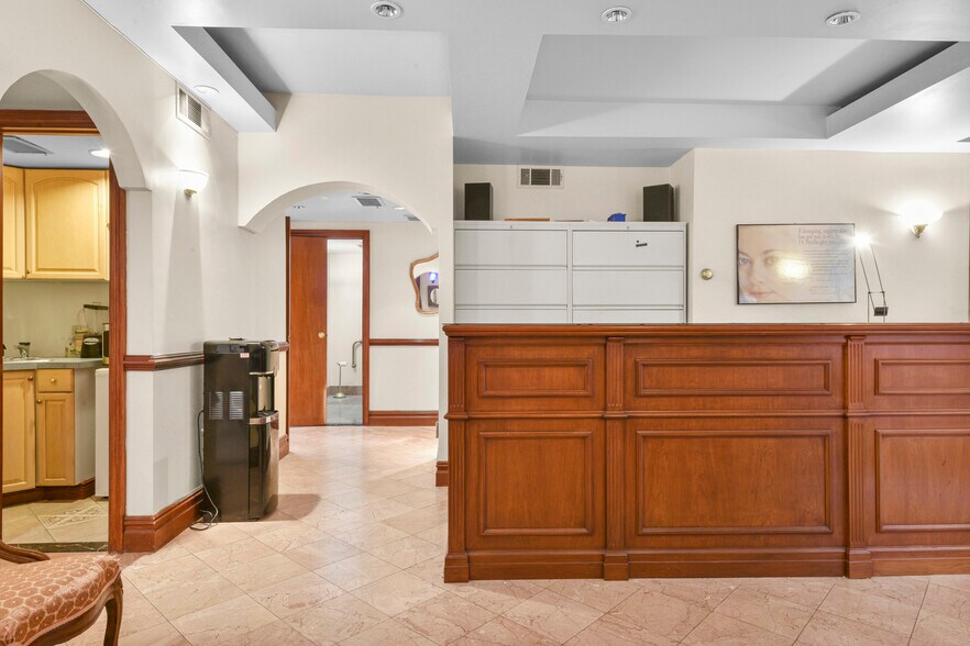 More Photos Of 115 E 61st St, New York Medical For Lease