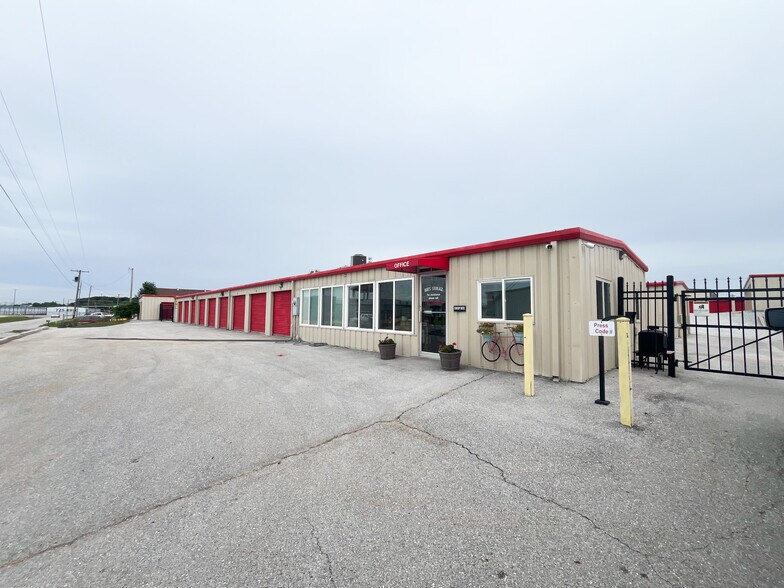 More Photos Of 1342 N Robin St, Nixa Self Storage For Sale