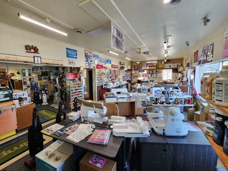 More Photos Of 1303 E Main St, Robinson Storefront Retail Office For Sale